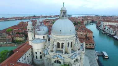 Hava. Santa Maria Della Salute Kilisesi Grand kanalı ile. Venedik, İtalya, havadan görünümü. 4k