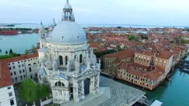 Hava. Santa Maria Della Salute Kilisesi Grand kanalı ile. Venedik, İtalya, havadan görünümü. 4k