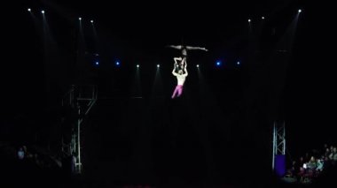 Havada gerçekleştirme akrobatlar dans sirk çifti. 4k