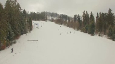 Hava. Grup Kayak parça aşağı kayak kayakçı. 4k