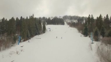 Hava. Yalnız kayakçı Kayak Kayak parça aşağı. 4k