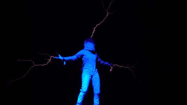 Самое Грандиозное Шоу Костюме Теслы Человека Ударило 10000 Вольт Электричества — стоковое видео