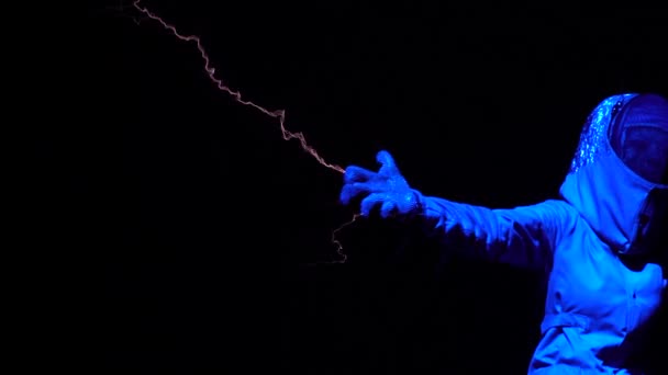 Найбільш Епічного Шоу Тесла Костюм Людина Постраждали Від 10000 Вольт — стокове відео