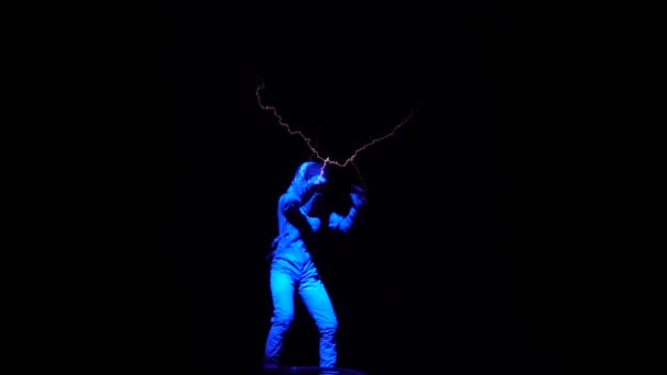 テスラのスーツで最も壮大なショー 人間は 000 ボルトの電気でヒットします — ストック動画