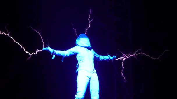 Spectacle Épique Avec Costume Tesla Être Humain Touché Par 000 — Video