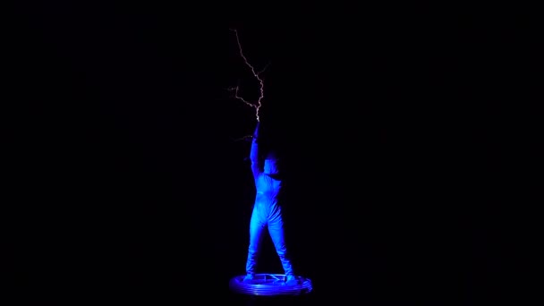Найбільш Епічного Шоу Тесла Костюм Людина Постраждали Від 10000 Вольт — стокове відео