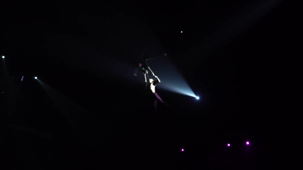 Пара Циркових Танцюючих Акробатів Виступають Повітрі Кілометровий — стокове відео