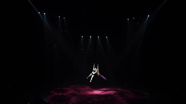 Een Paar Van Circus Acrobaten Uitvoeren Lucht Dansen — Stockvideo