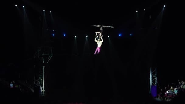 Ett Par Cirkus Dans Akrobater Utför Luften — Stockvideo