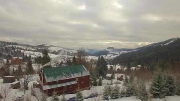 Vista Aérea Casas Huéspedes Colina Montaña Cubierta Nieve — Vídeos de Stock