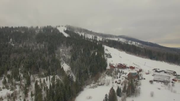 Letecký Pohled Penziony Horské Kopce Pokryty Sněhem — Stock video