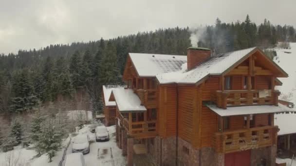 Luftaufnahme Gästehaus Auf Einem Schneebedeckten Hügel — Stockvideo