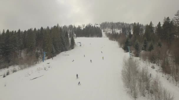 Luchtfoto Groep Skiërs Skiën Beneden Skipiste — Stockvideo