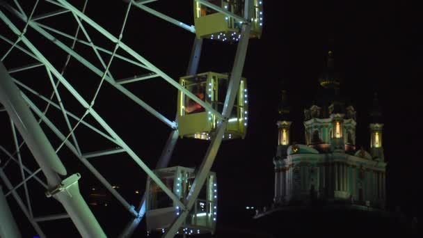 Ночной Снимок Большого Освещенного Паромного Колеса Киеве Украина — стоковое видео