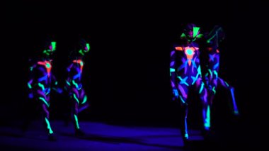 Şov Balesi. Maskeli kızlar sahnede gösteri yapıyor. 4k.