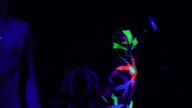 Şov Balesi. Maskeli kızlar sahnede gösteri yapıyor. 4k.