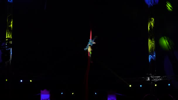 Sirk Dansçısı Akrobat Havada Gösteri Yapıyor — Stok video