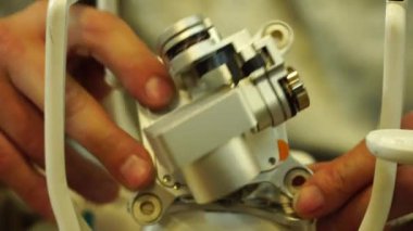Adam düştü bir dron sabitleme. İzleme atış. Yakın çekim. 4k