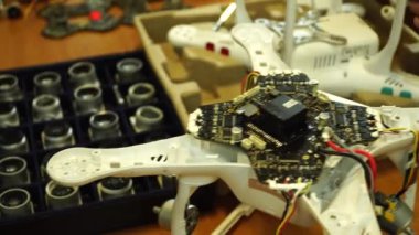 Adam düştü bir dron sabitleme. Quadrocopter hizmet laboratuvarı. 4k