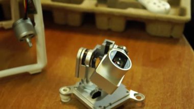 Düşen uçak. Quadrocopter hizmet laboratuvarı. İzleme atış. 4k