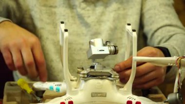 Adam düştü bir dron sabitleme. İzleme atış. Yakın çekim. 4k