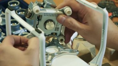 Adam düştü bir dron sabitleme. İzleme atış. Yakın çekim. 4k