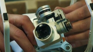 Adam düştü bir dron sabitleme. İzleme atış. Yakın çekim. 4k