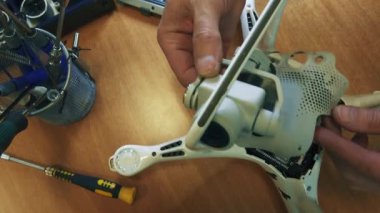 Raşed dron. Kamera taşır. Quadrocopter hizmet laboratuvarı. Yakın çekim. 4k