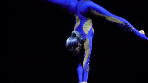 Flexibele Mooie Slanke Gymnast Kunstenaar Die Het Stadium Presteert — Stockvideo