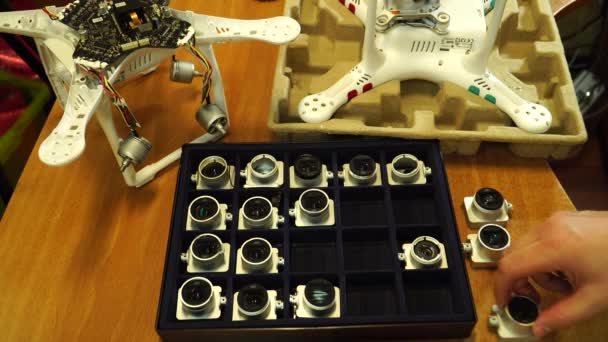 Sie Organisieren Kaputte Drohnen Kameras Schachteln Nahaufnahme — Stockvideo