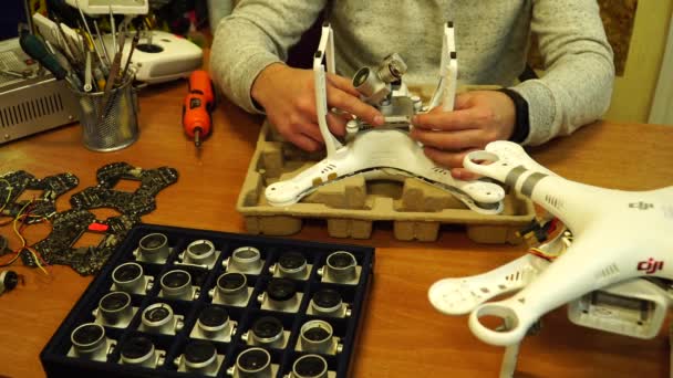 Mand Der Reparerede Nedstyrtet Drone Sporingsskud Tæt – Stock-video