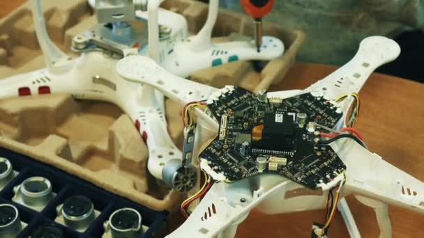 Estrelló Drone Laboratorio Servicio Quadrocopter Tracking Shot — Vídeo de stock