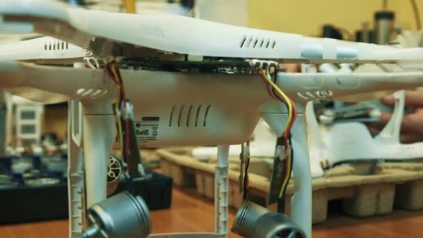 Gecrashte Drone Quadrocopter Servicelaboratorium Tracking Shot — Stockvideo