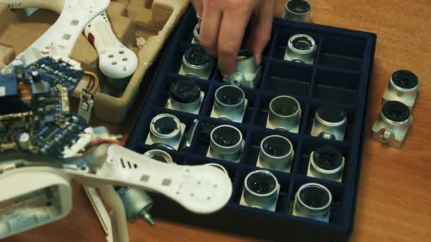 Sie Organisieren Kaputte Drohnen Kameras Schachteln Nahaufnahme — Stockvideo
