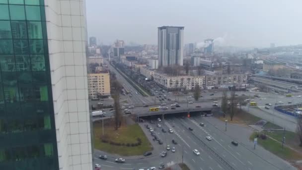 Luchttijd Verval Verkeer Een Grote Stad Auto Passeren Een Kruispunt — Stockvideo