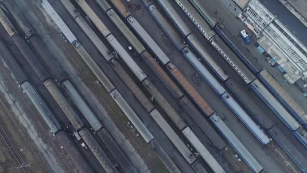 Luchtfoto Vlucht Boven Het Spoorwegknooppunt Met Veel Treinen — Stockvideo