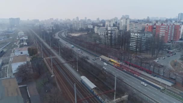 在空中观看在铁路上行驶的电动客运列车 — 图库视频影像