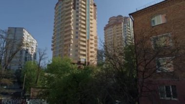 Eski ve yeni bir yerleşim yerinin havadan görünüşü. Kyiv şehir manzarası. 4k.