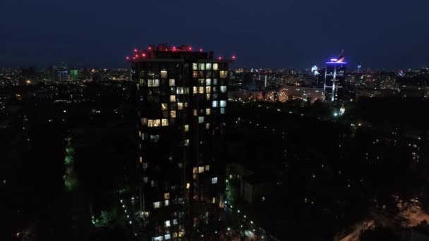 Vue aérienne. Lumière dans les fenêtres d'une maison moderne. Kiev, Ukraine. 4K .