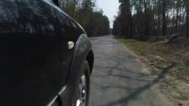 在森林路上开车的人潮 汽车安装在汽车外面 — 图库视频影像