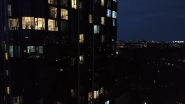 Luftaufnahme Licht Den Fenstern Eines Modernen Hauses Kyiv Ukraine — Stockvideo