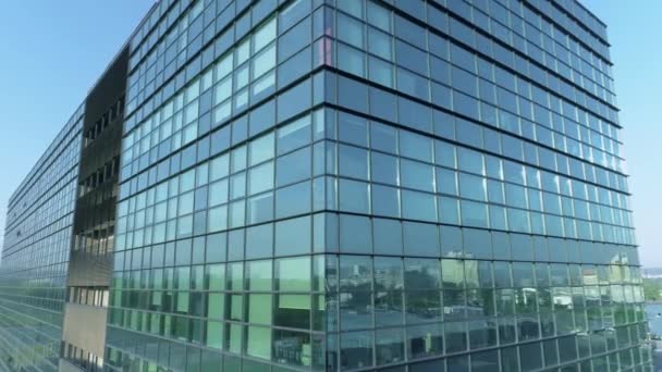 办公大楼玻璃立面的空中特写 — 图库视频影像