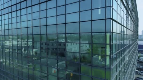 办公大楼玻璃立面的空中特写 — 图库视频影像