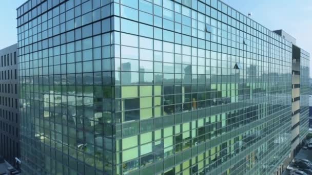 Flygnärbild Glasfasaden Kontorsbyggnad — Stockvideo