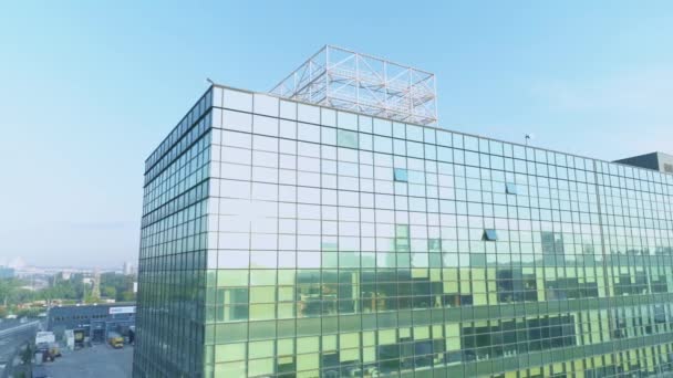 Flygnärbild Glasfasaden Kontorsbyggnad — Stockvideo