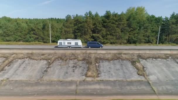 Luchtfoto Camper Van Recreatieve Voertuig Aanhangwagen Dam — Stockvideo