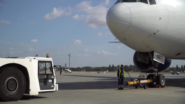 Kijów Ukraina Września 2019 Popchnięcie Samolotu Holownikami Międzynarodowym Lotnisku Startu — Wideo stockowe