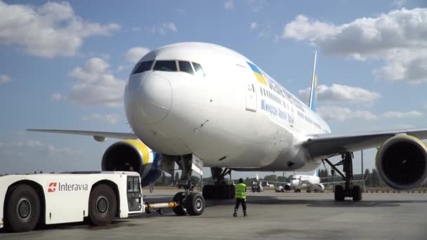 Kyiv Ukraine Setembro 2019 Aeronaves Serviço Após Desembarque Aeroporto — Vídeo de Stock