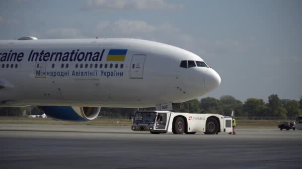 Kyiv Ukraine Wrzesień 19Th 2019 Samolot Odlatujący Wylądowaniu Lotnisku — Wideo stockowe