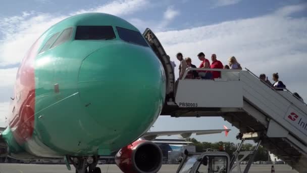Setembro 2019 Pessoas Embarcando Avião Pelas Escadas Avião Tiro Gimbal — Vídeo de Stock